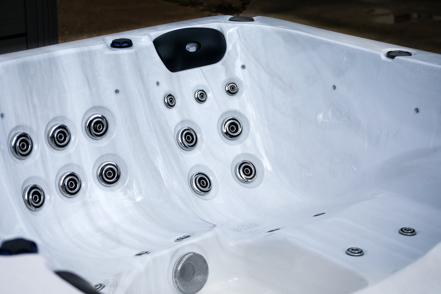 CX-5 - A 5 Person Dual Lounger Hot Tub with LED Features