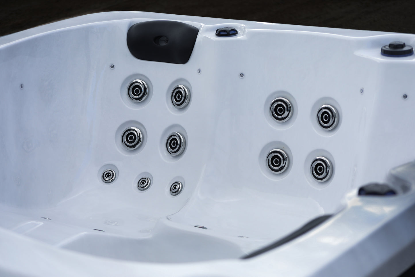 CX-5 - A 5 Person Dual Lounger Hot Tub with LED Features