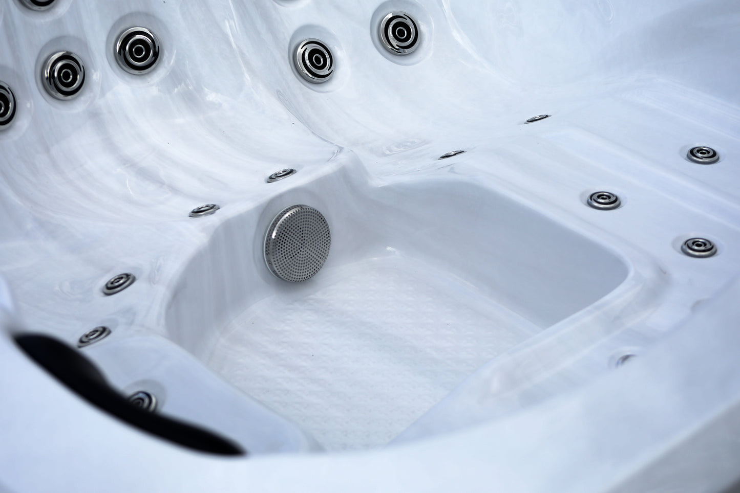 CX-5 - A 5 Person Dual Lounger Hot Tub with LED Features