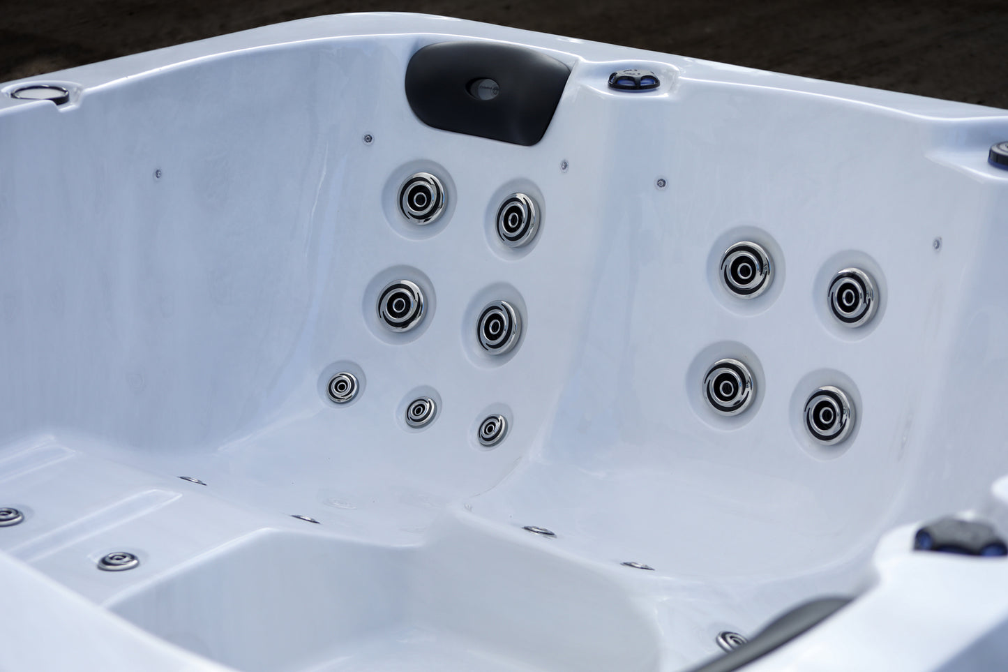 CX-5 - A 5 Person Dual Lounger Hot Tub with LED Features