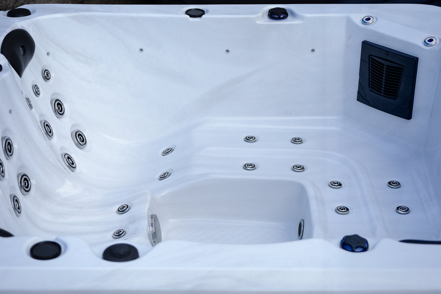 CX-5 - A 5 Person Dual Lounger Hot Tub with LED Features