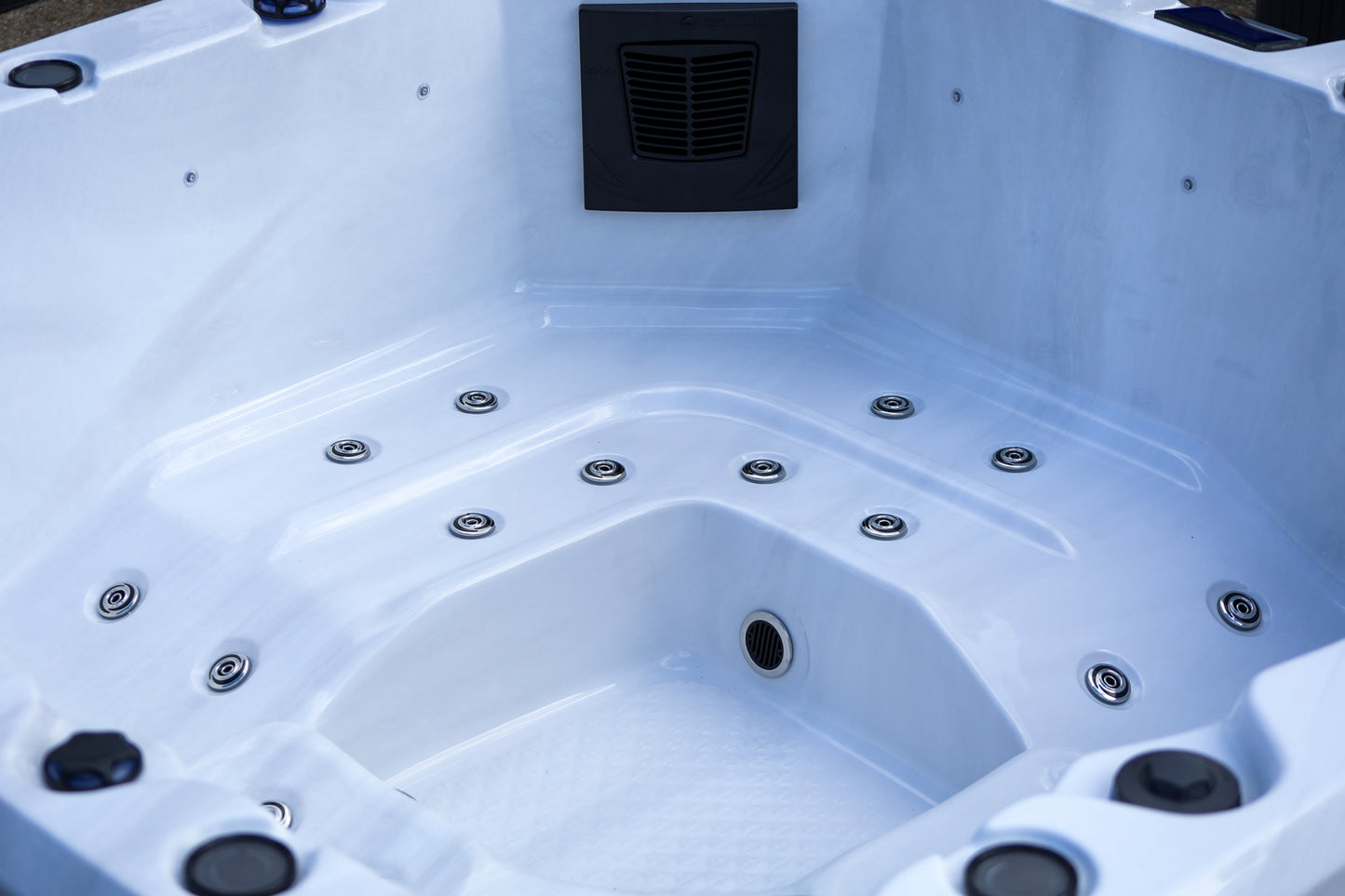 CX-5 - A 5 Person Dual Lounger Hot Tub with LED Features