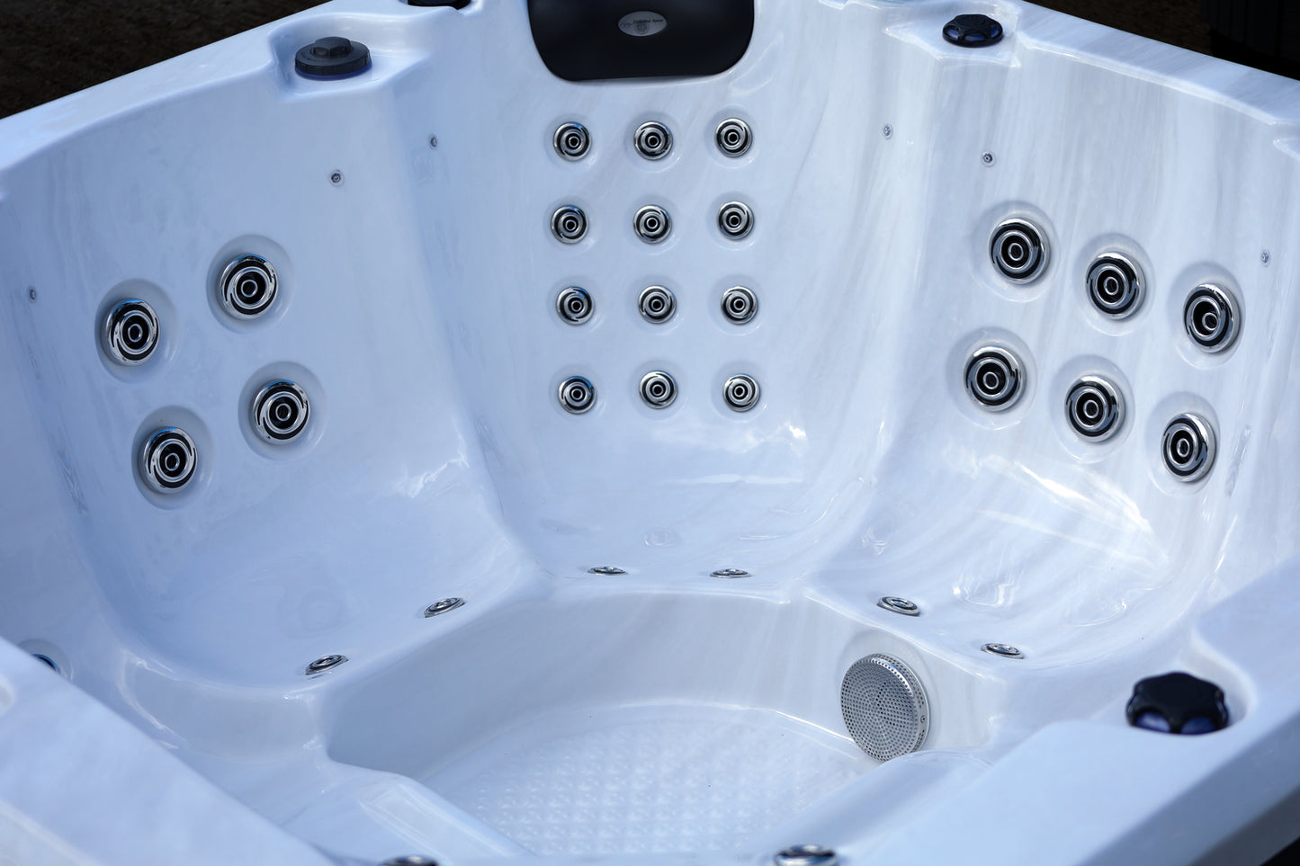 CX-5 - A 5 Person Dual Lounger Hot Tub with LED Features