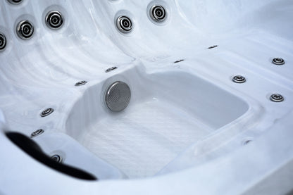 CX-5 - A 5 Person Dual Lounger Hot Tub with LED Features
