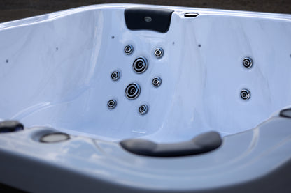 CX-6 Deluxe 6 Person Hot Tub